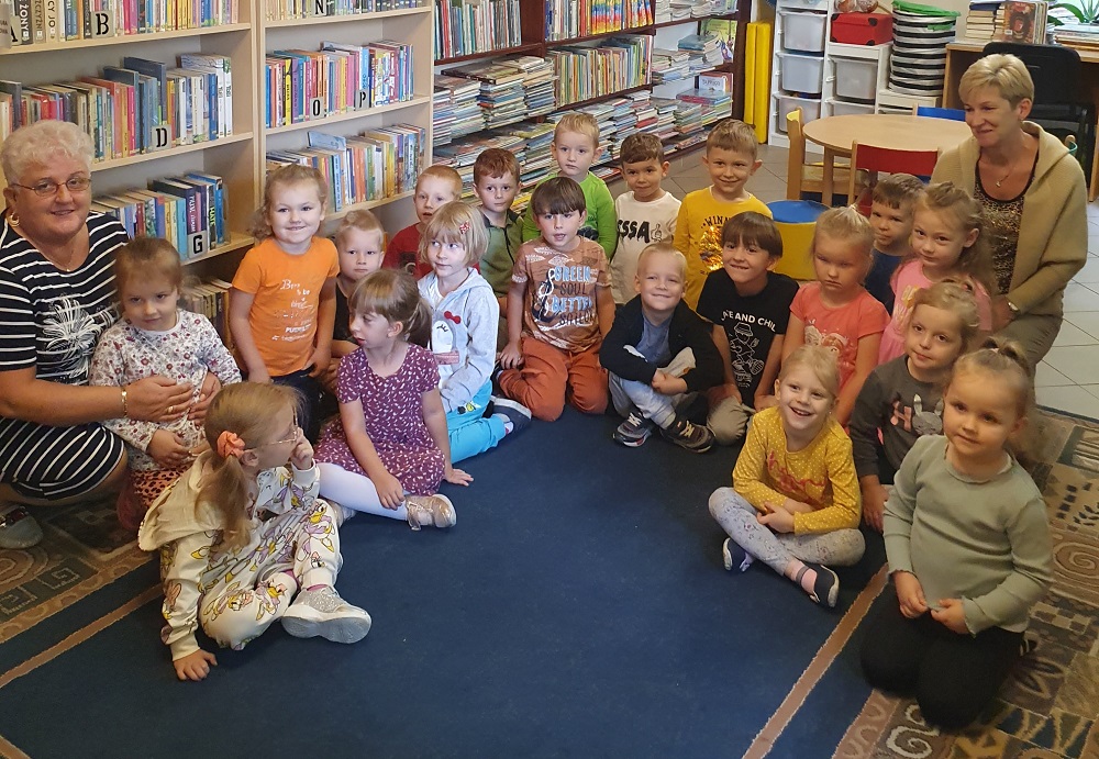 Przedszkolna grupa w bibliotece