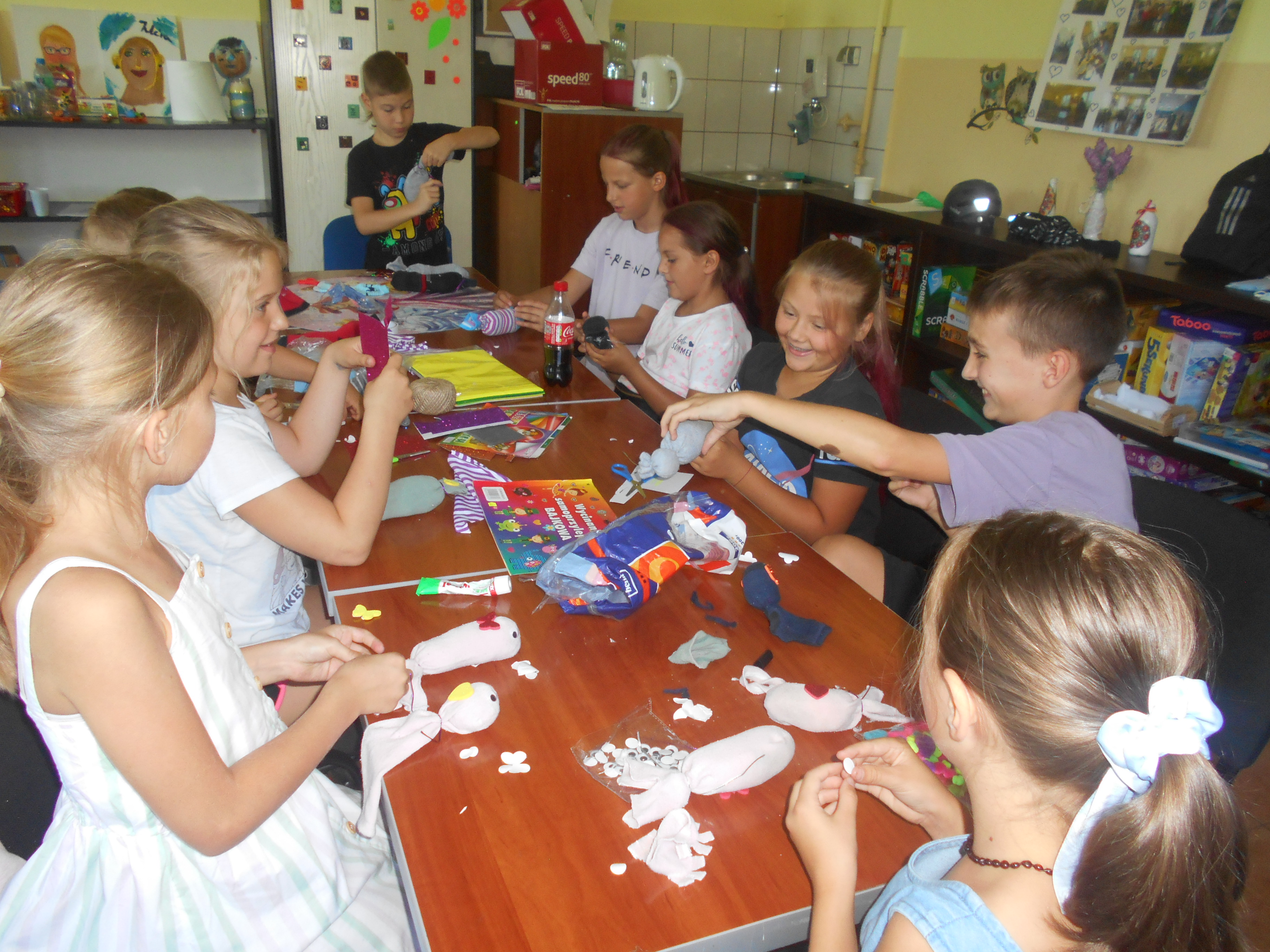 Dzieci dekorują ryby wykonane ze skarpetek 