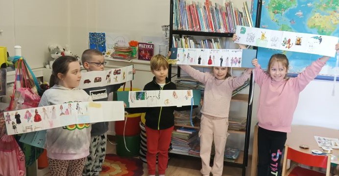 Uczniowie prezentują swoje książeczki