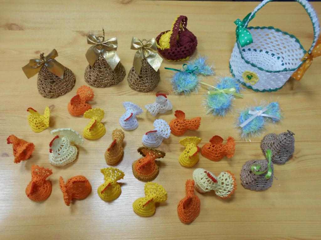 Prezentacja wielkanocnych ozdób wykonanych na szydełku: kurki, dzwoneczki, króliczki, koszyczek
