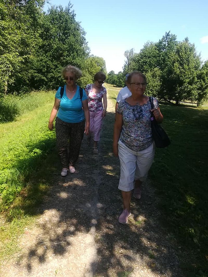 Seniorzy spacerują wałami wzdłuż rzeki Soły.