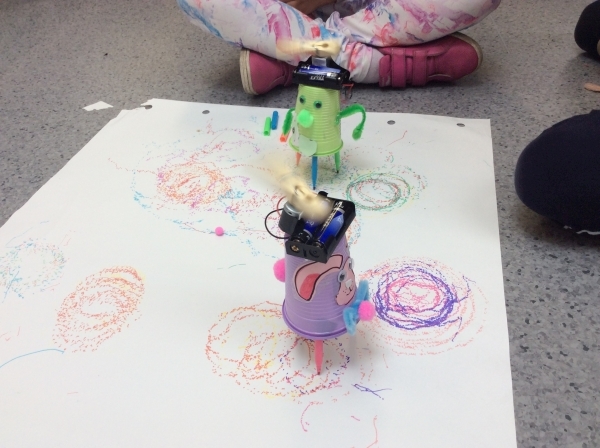 Roboty zbudowane przez dzieci rysują po kartce