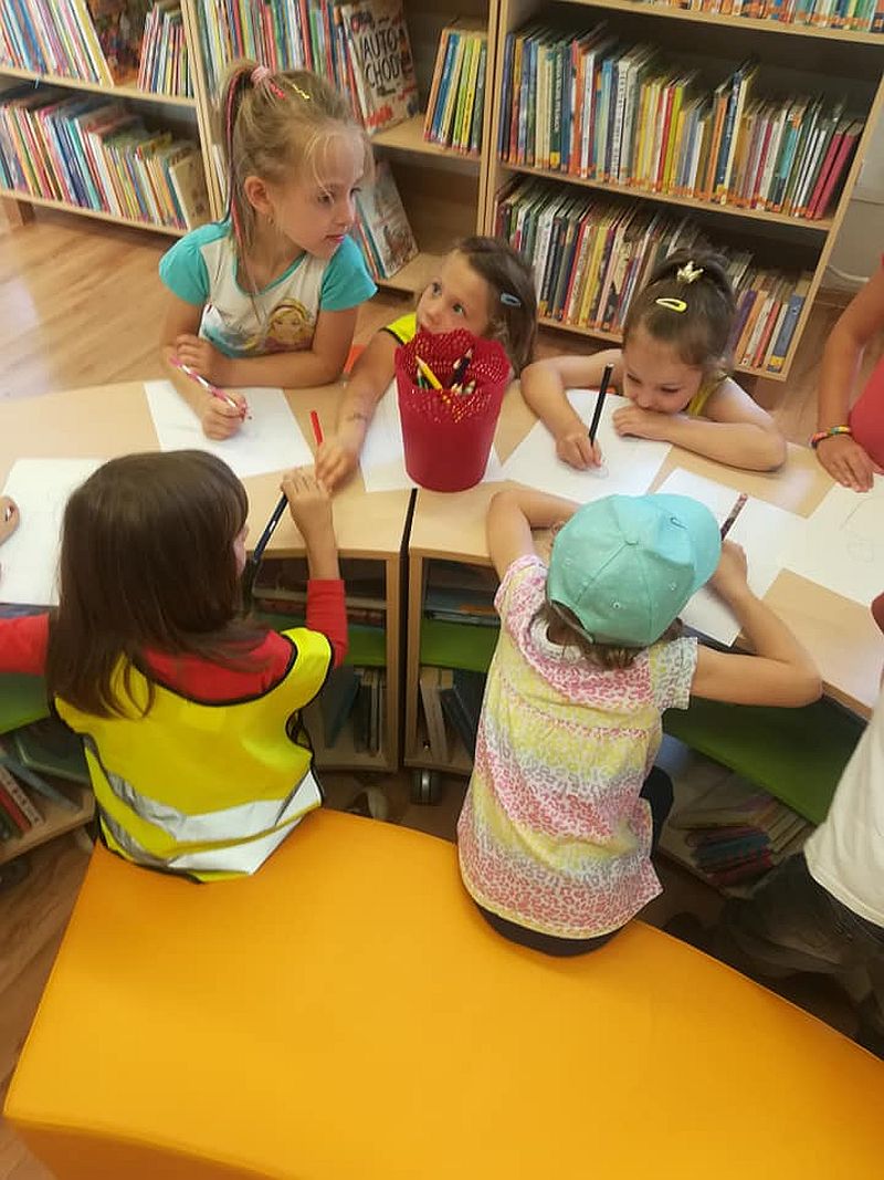 Przedszkolaki podczas zajęć w bibliotece.