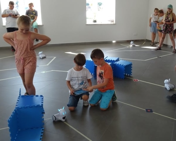 Dzieci programują roboty Photon