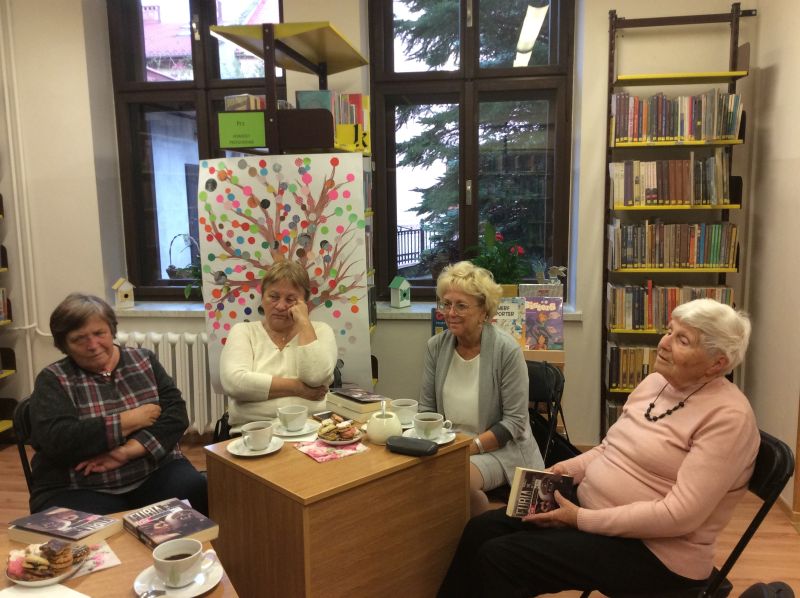 Zdjęcie przedstawia cztery kobiety, czytelniczki, które rozmawiają o literaturze