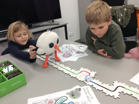 Dzieci kodują roboty ozobot