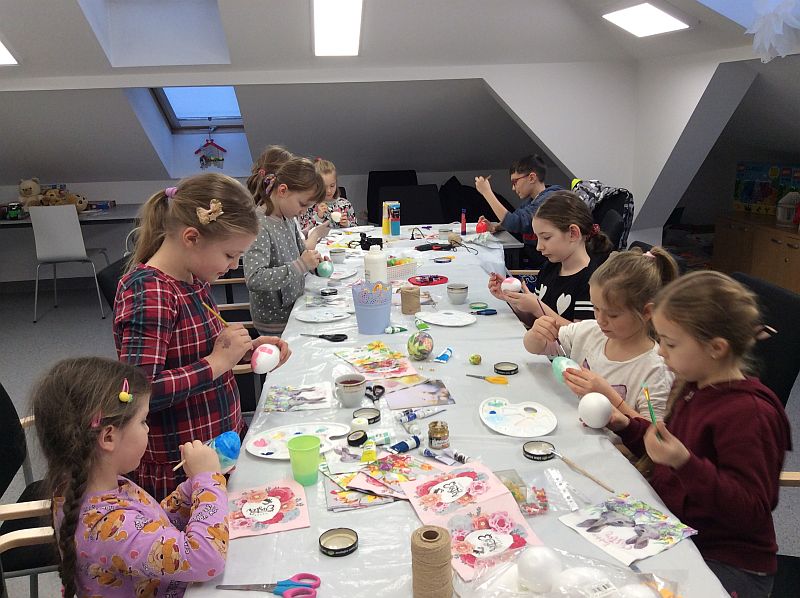 Zdjęcie grupowe dzieci podczas zajęć plastycznych. Malowanie farbami.