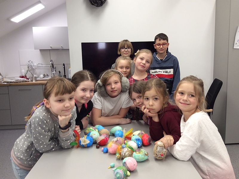Zdjęcie grupowe dzieci wraz z ich pracami- jajkami ze styropianu.