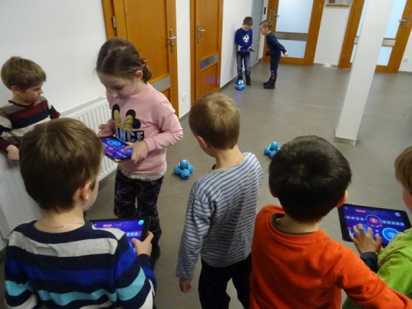 Dzieci programują roboty