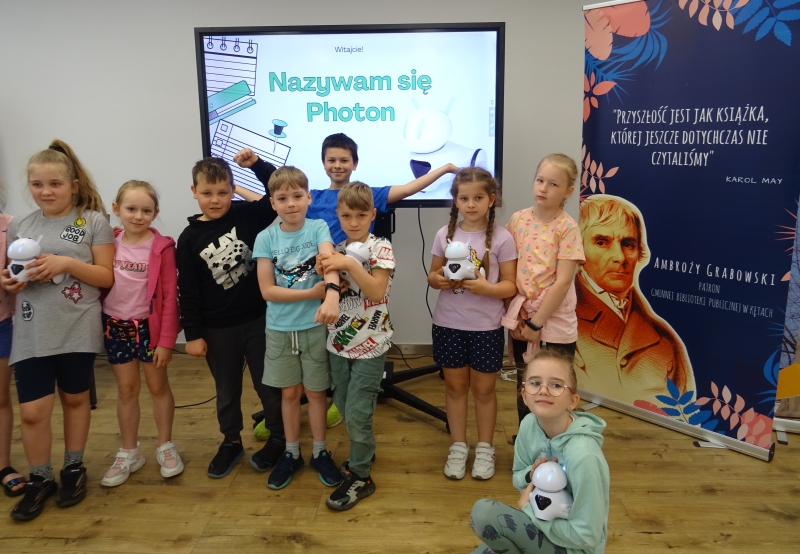 Grupa dzieci z robotam Photon