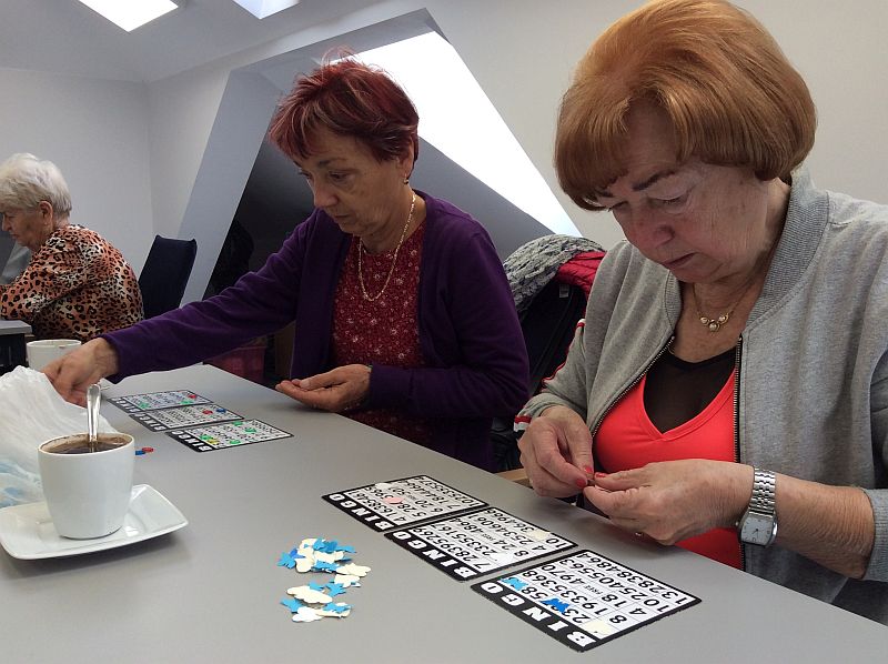 Seniorzy grają w bingo.