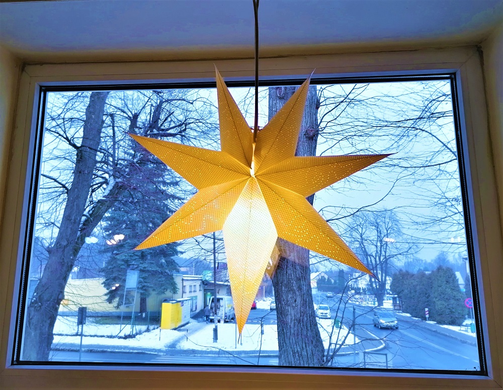 Świąteczne gwiazdy - lampy, dar od Kllubu Mam.