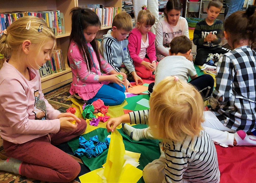 Dzieci tworzą kolorowe kulki z papieru, symbolizujące uczucia.