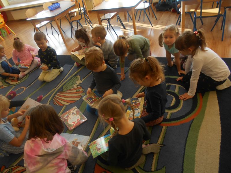 Przedszkolaki czytają książki