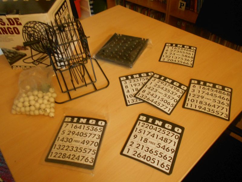 Na stoliku rozłożone karty do Bingo