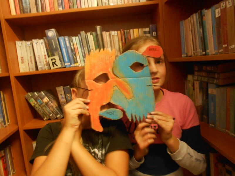 Dwie dziewczynki prezentują maskę którą się łączy w całość i powstaje jedna wspólna