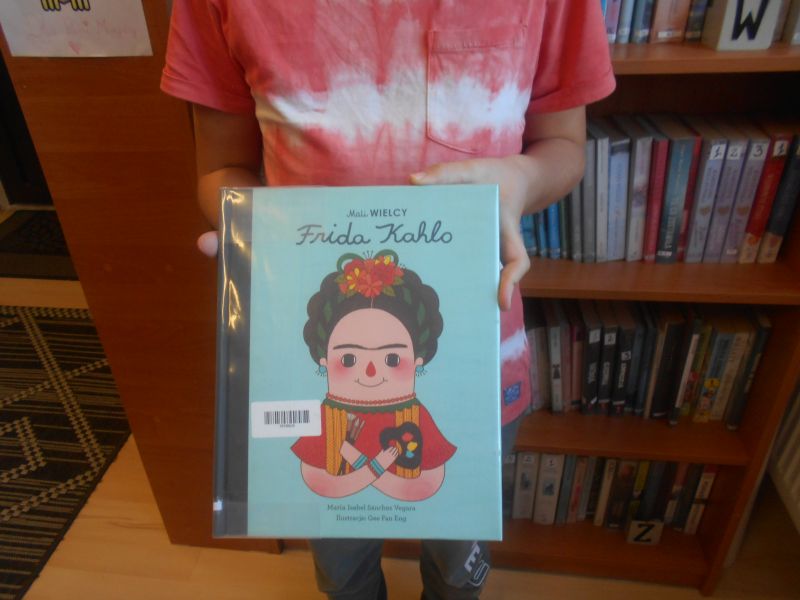 Uczestnik prezentuje książkę pt. "Frida Kahlo"