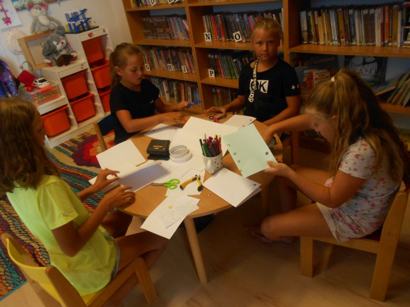 uczestnicy zajęć podczas tworzenia własnych książeczek 