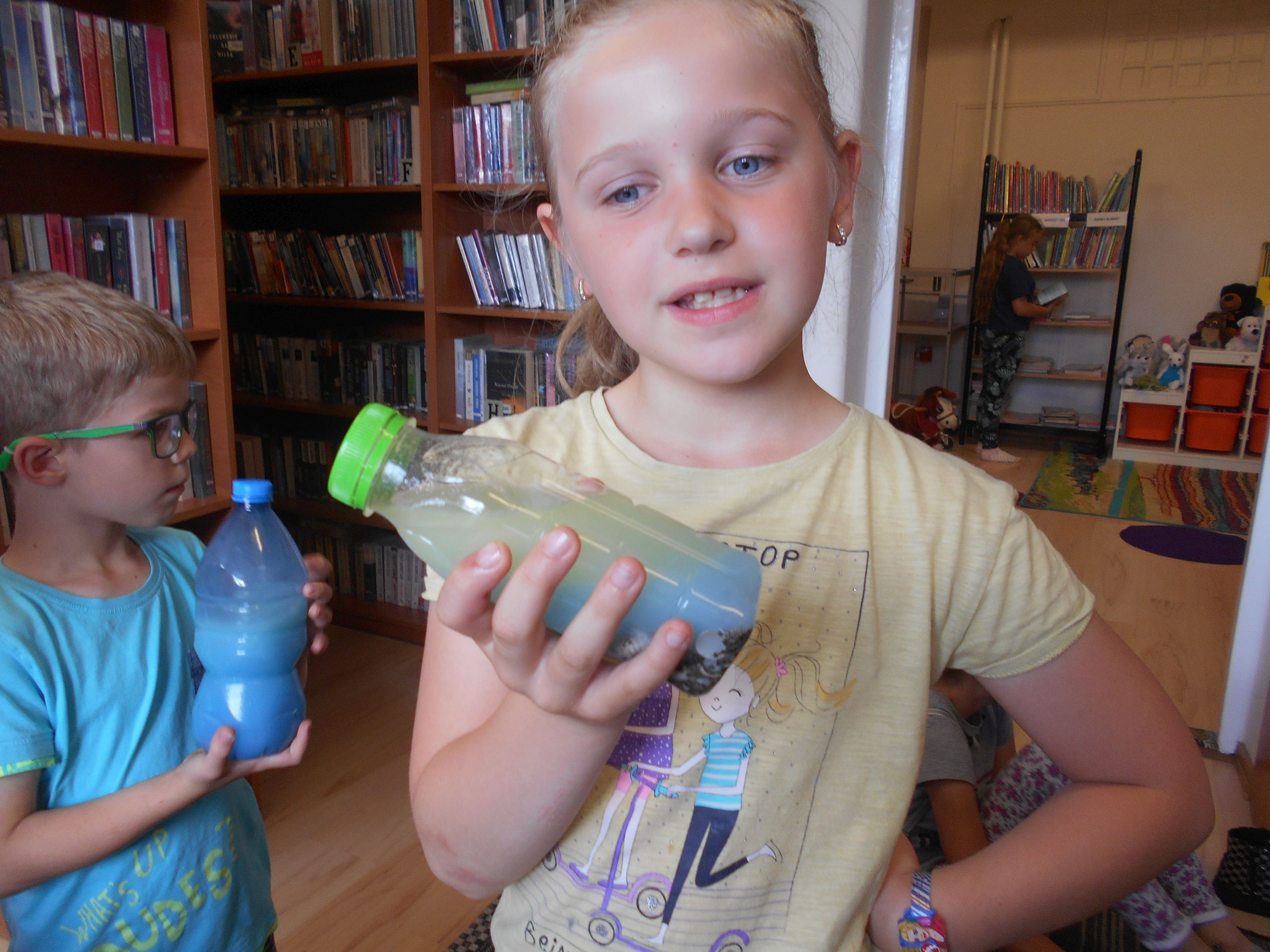 dziewczynka prezentuje swoją butelkę 