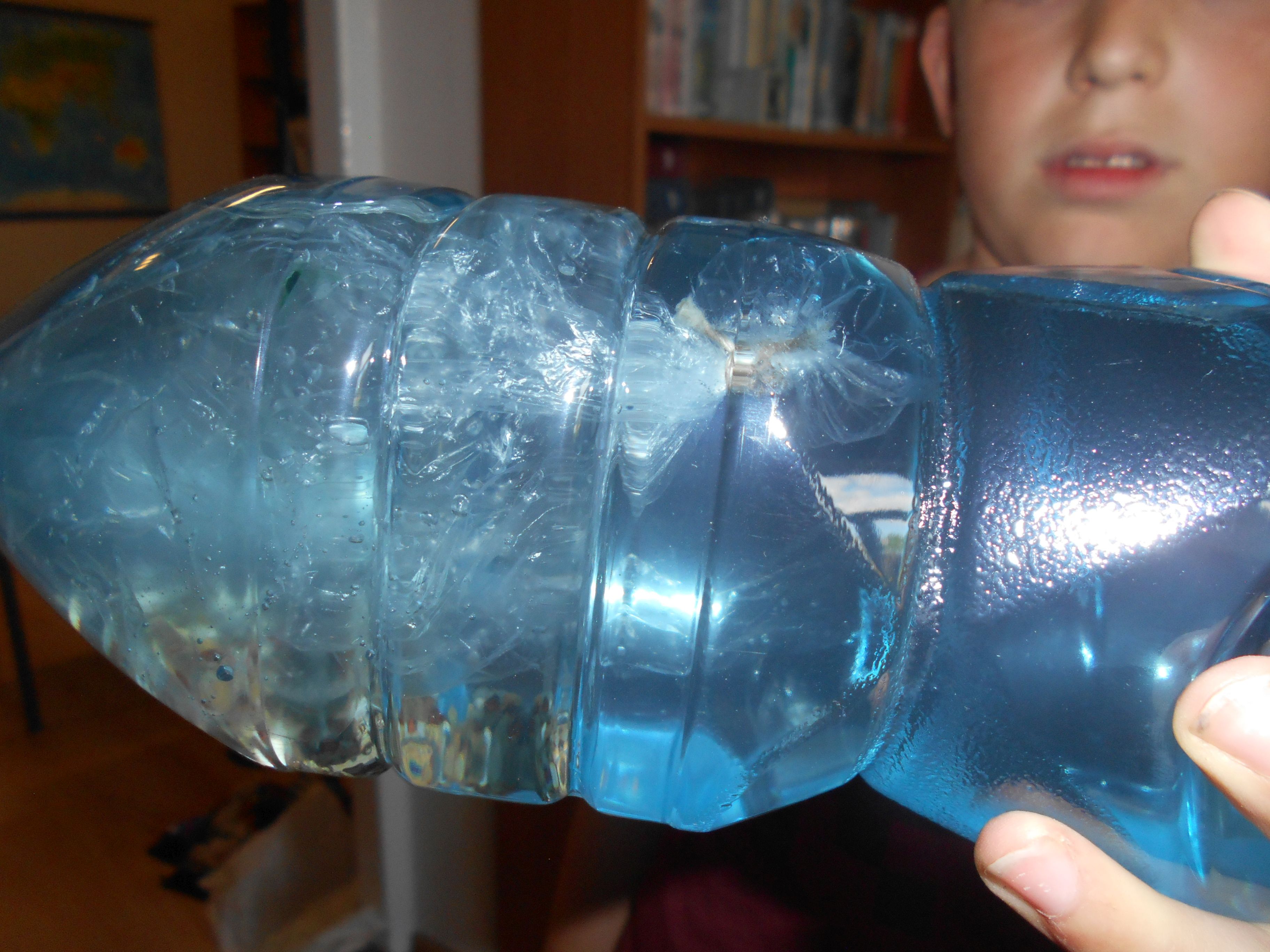 chłopiec prezentuje swoją meduzę w butelce 