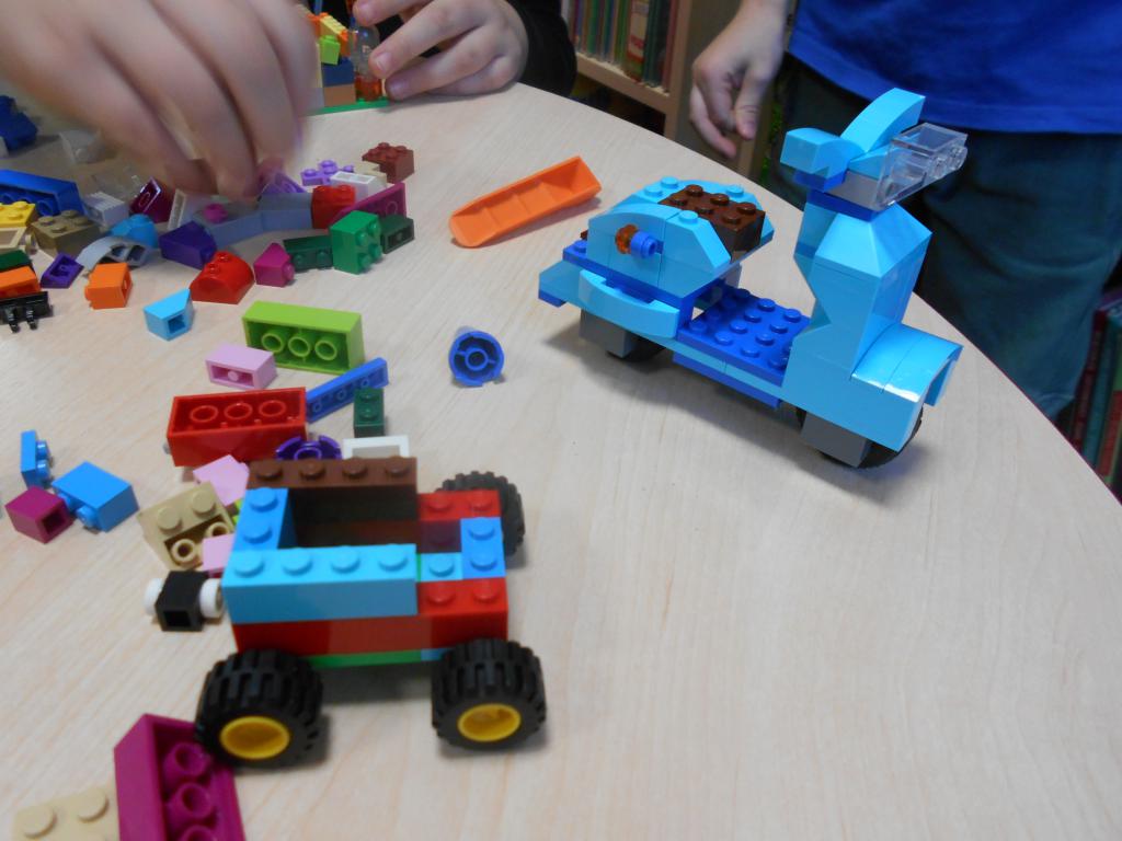Skuter i samochód zbudowane z klocków LEGO na zajęciach