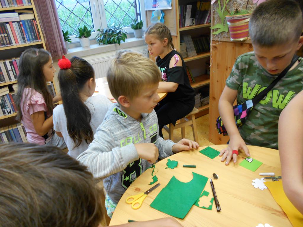 Dzieci pracują nad własnymi projektami z filcu : broszki i zawieszki na klamerkach
