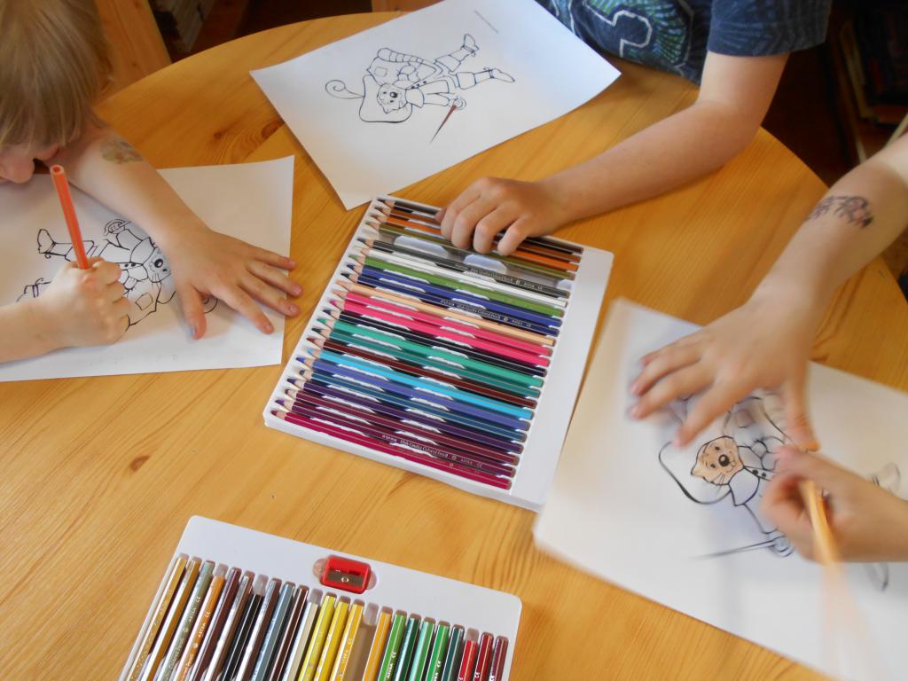 Dzieci w trakcie tworzenia ilustracji