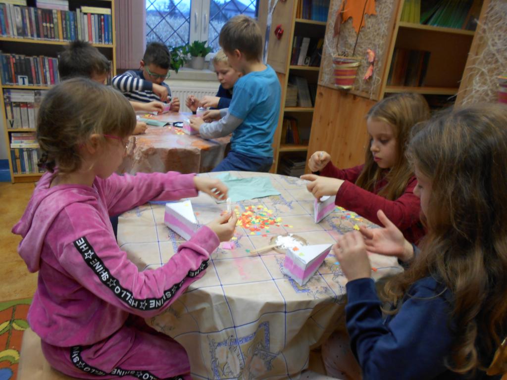 Dzieci w trakcie zajęć wykonują pracę plastyczną