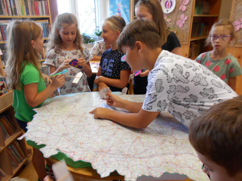 Praca z mapą Polski-Dzieci na mapie wyszukują miast przez które podróżowali jadąc na wakacje