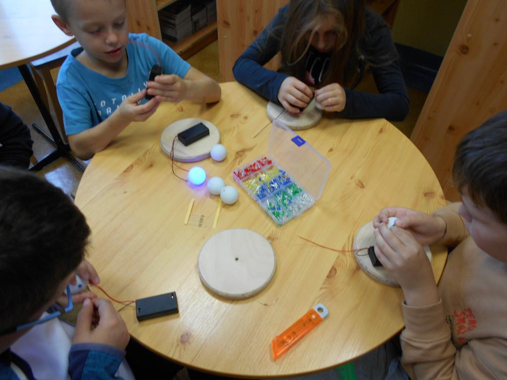 Dzieci w trakcie konstruowania lampki