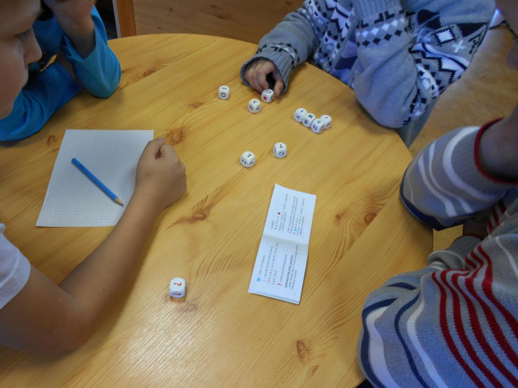 Dzieci w trakcie układania wyrazów z wyrzuconych liter