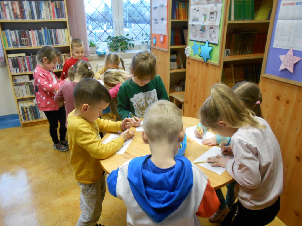 Grupa pięciolatków w trakcie zajęć