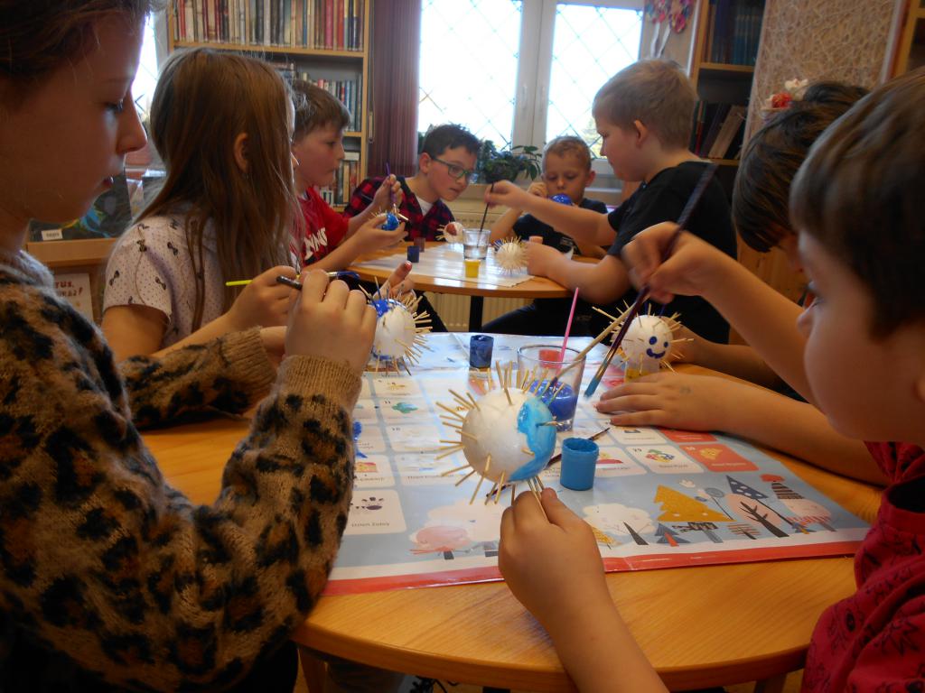 Dzieci w trakcie zajęć plastycznych